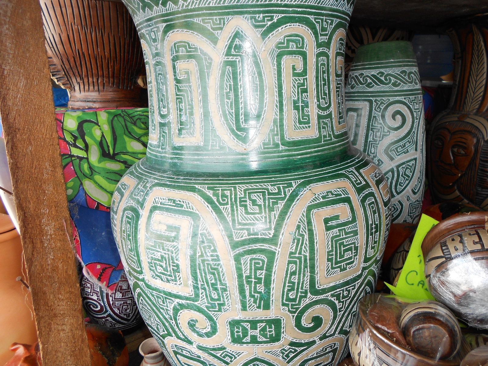 Cerâmica marajoara com grafismos tradicionais