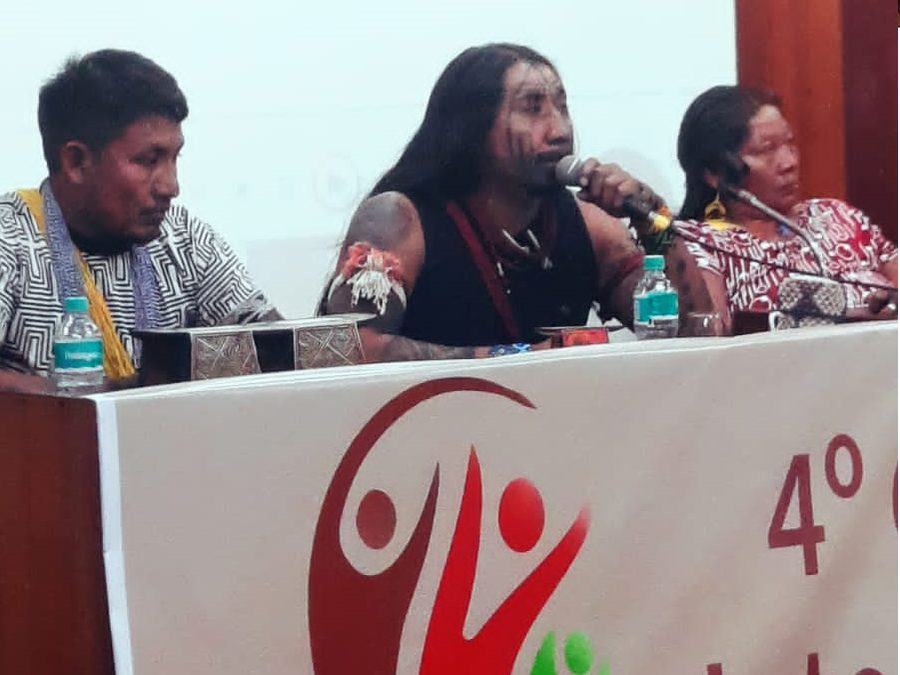 Representantes do povo Awaete-Assurini, do médio Xingu, falando na abertura do IV CCI, em Belém